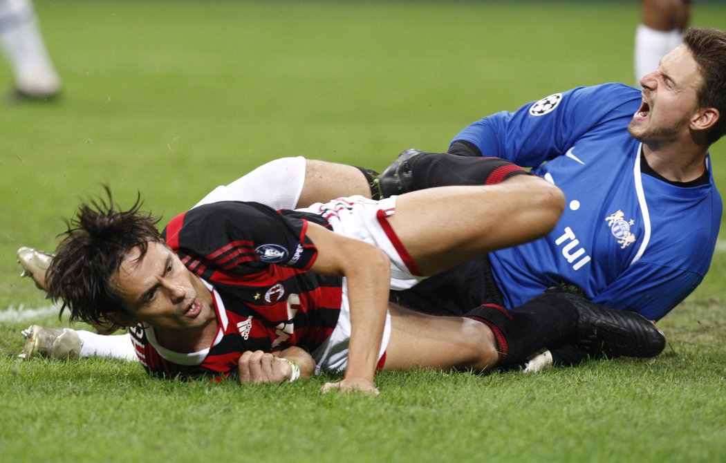 Kolize v pokutovém území mezi útočníkem AC Milán Filippem Inzaghim a brankářem FC Curych Johnnym Leonim.