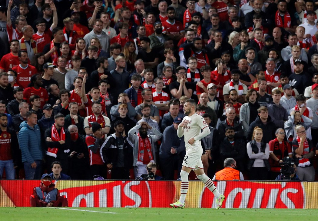 Ante Rebič z AC Milán se raduje z gólu do sítě Liverpoolu v Lize mistrů