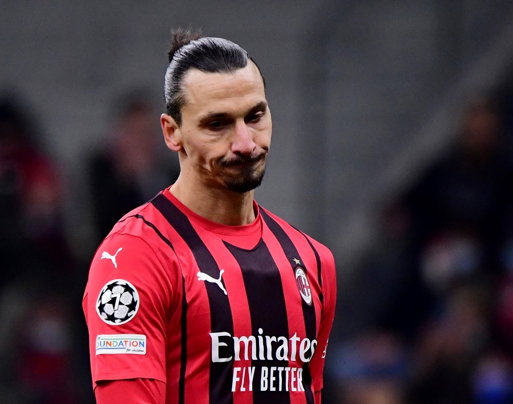 Zklamaný švédský útočník Zlatan Ibrahimovic v utkání AC Milán proti Liverpoolu