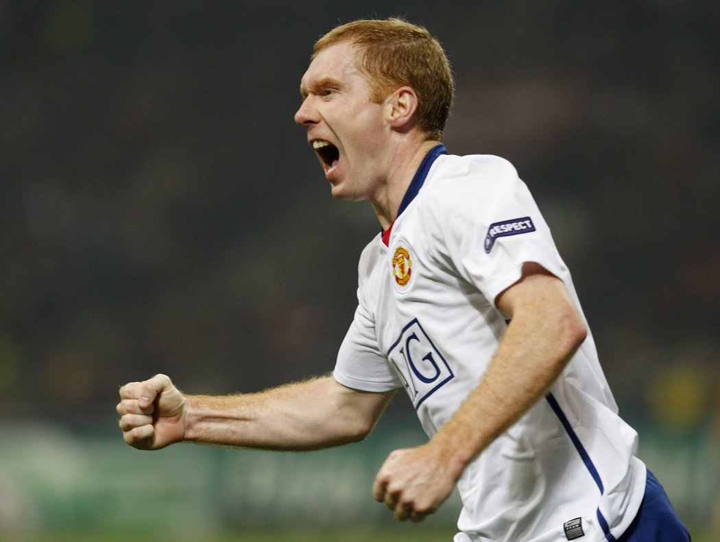 Paul Scholes slaví vyrovnávací gól Manchesteru proti AC Milán