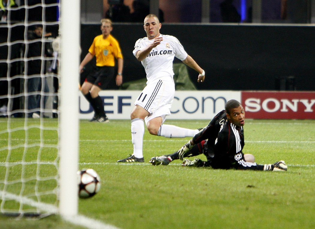 Útočník Realu Madrid Karim Benzema překonává gólmana AC Milán Didu.