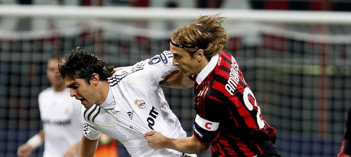 Kapitán AC Milán Massimo Ambrosini (vpravo) se snaží zastavit Brazilce Kaká v dresu Realu Madrid.