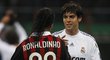 Brazilci Ronaldinho (AC Milán) a Kaká (Real Madrid) se zdraví po utkání Ligy mistrů.