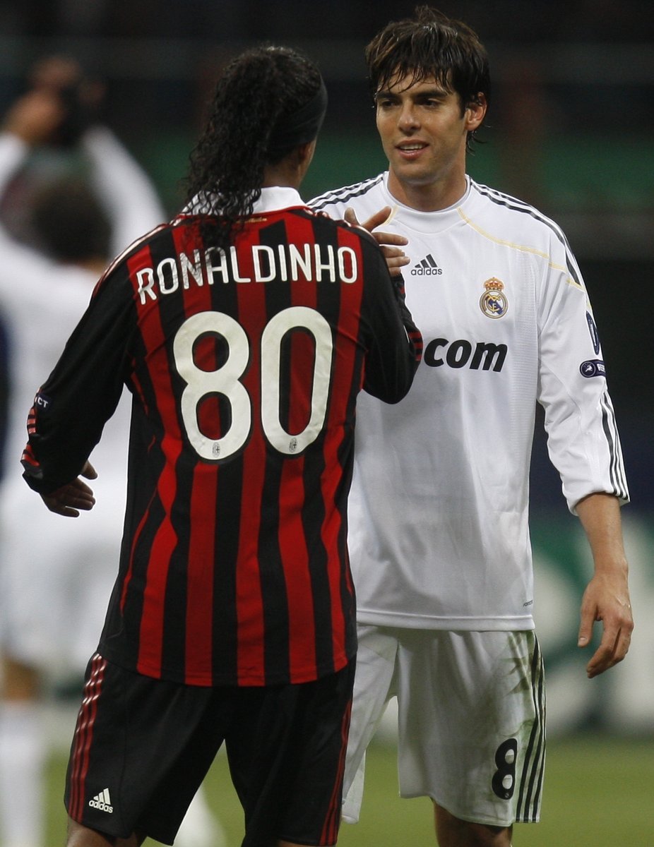 Brazilci Ronaldinho (AC Milán) a Kaká (Real Madrid) se zdraví po utkání Ligy mistrů.
