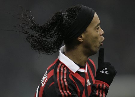 Ronaldinho se raduje z gólu proti Manchesteru United