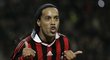 Brazilec Ronaldinho ve službách AC Milán oslavuje vstřelený gól.