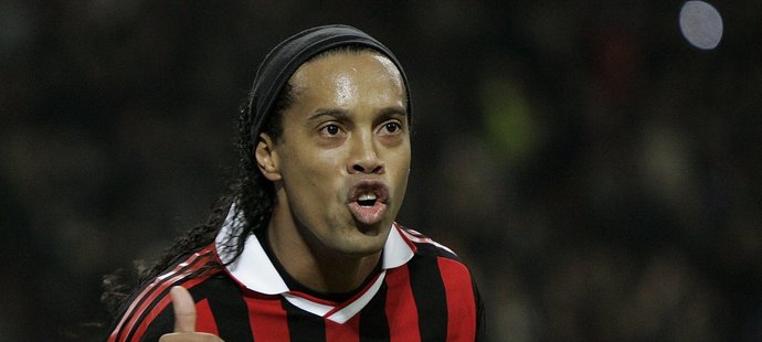 Brazilec Ronaldinho ve službách AC Milán oslavuje vstřelený gól.