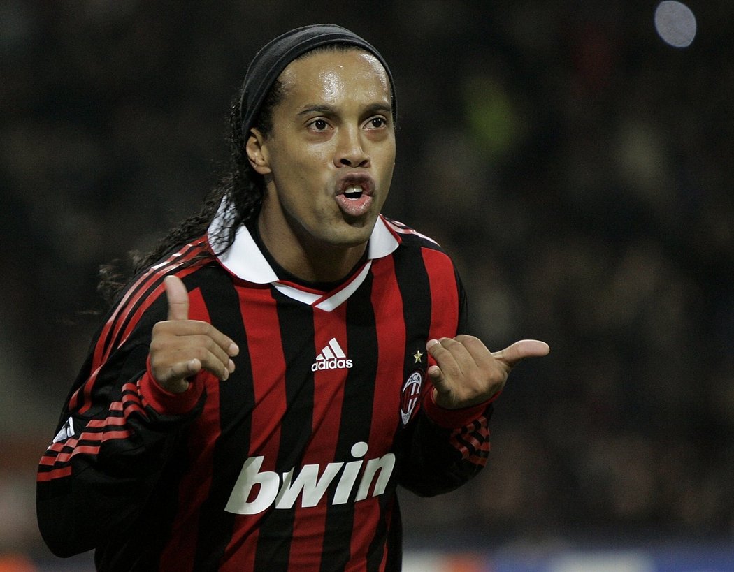 Brazilec Ronaldinho ve službách AC Milán oslavuje vstřelený gól.