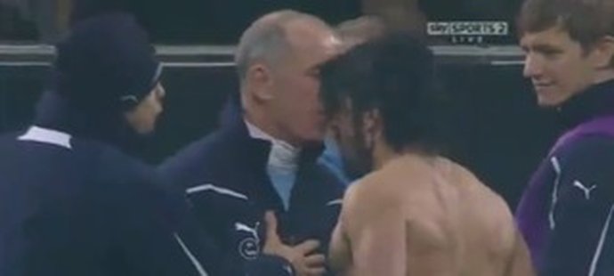 Gennaro Gattuso neunesl závěr zápasu s Tottenhamem, kdy sudí neuznali domácím gól, a napadl asistenta trenéra hostů