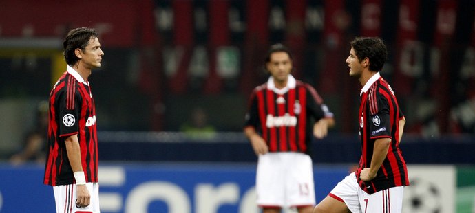 Hráči AC Milán Filippo Inzaghi a Pato (vpravo) jsou připraveni k rozehrání míče.