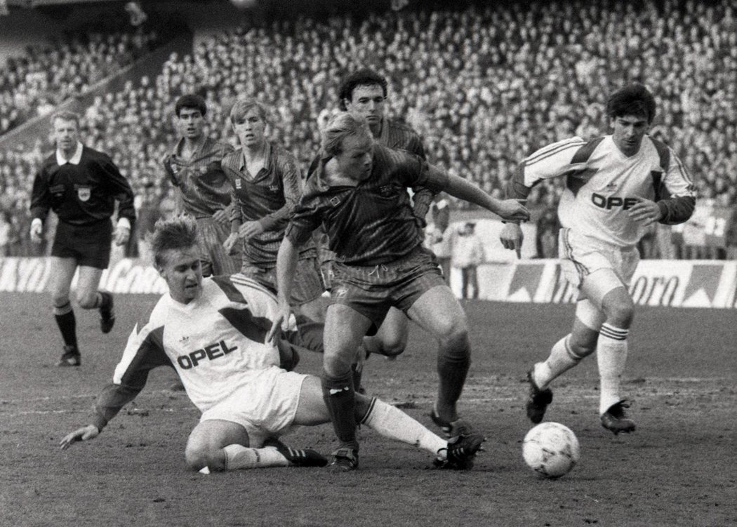 V utkání proti Barceloně sváděl Horst Siegl časté souboje s nizozemským obráncem Barcelony Ronaldem Koemanem