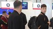 Ladislav Krejčí na letišti před odletem do Dánska