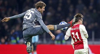 Kung-fu Müller! Šíleně sestřelil beka Ajaxu, ten pak obral Bayern o body