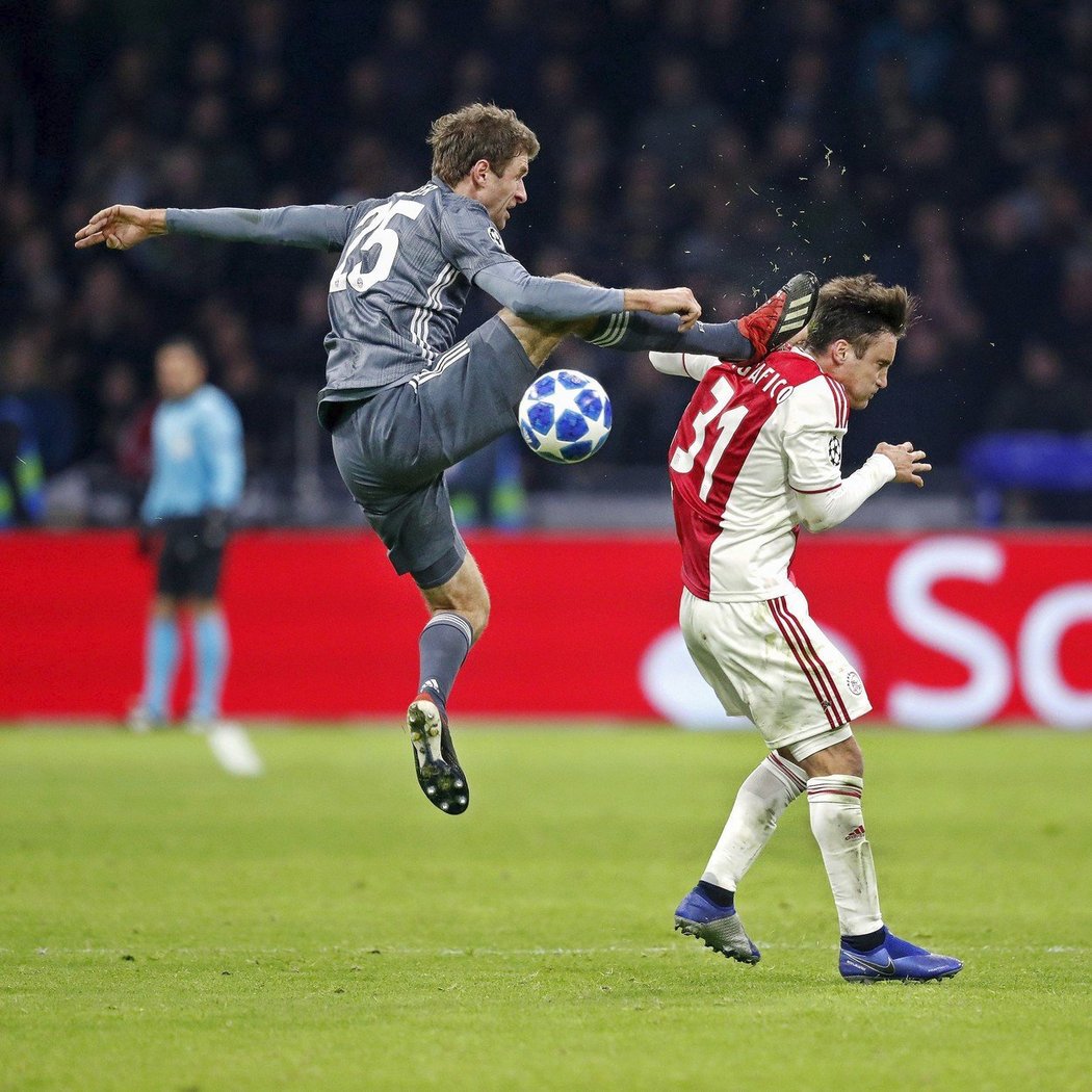 Thomas Müller á la Jackie Chan. Jeho šílený zkrat odnesl Nicolás Tagliafico