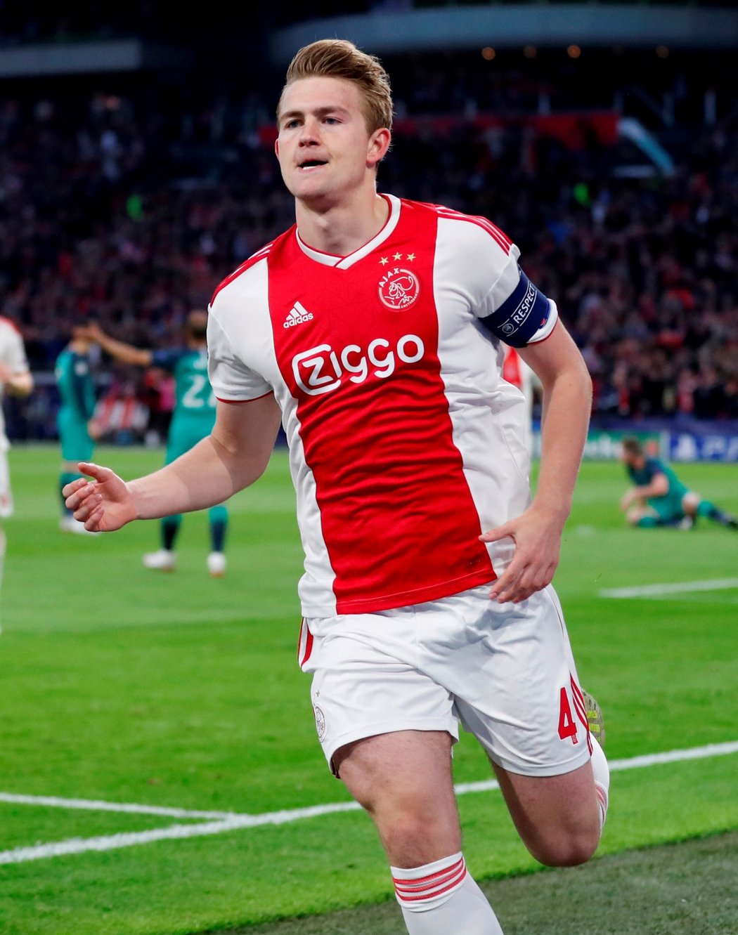 Obránce Ajaxu Matthijs de Ligt slaví úvodní gól do sítě Tottenhamu v odvetě semifinále Ligy mistrů