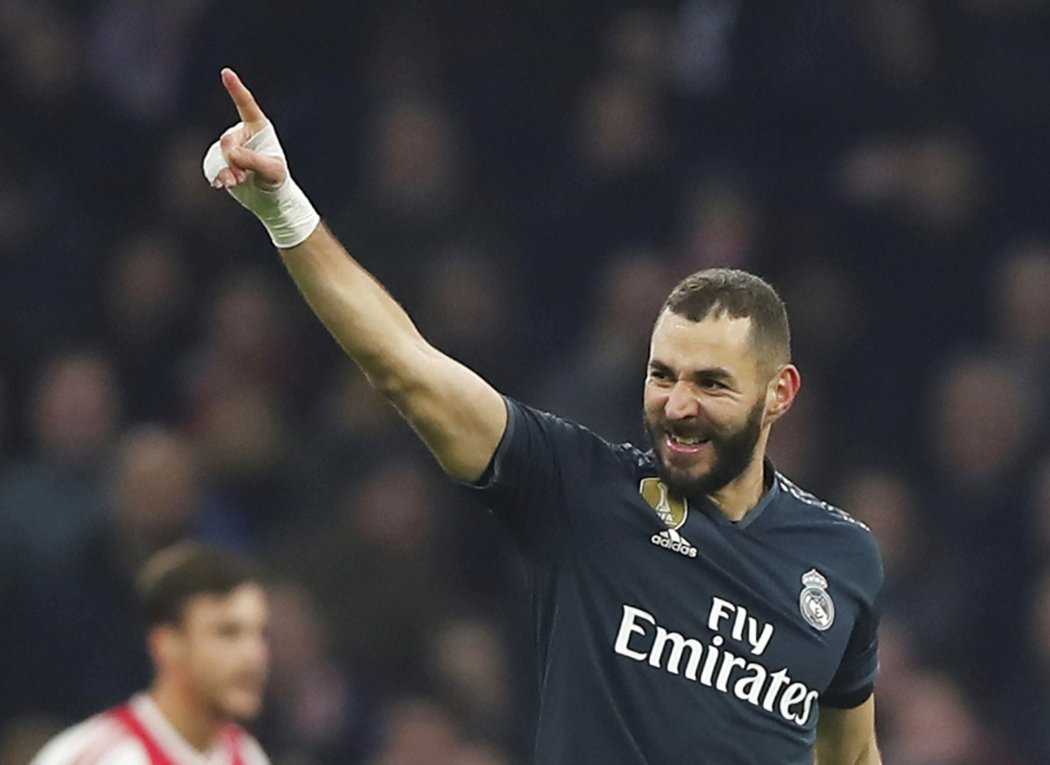 Karim Benzema dal Realu vedení nad Ajaxem