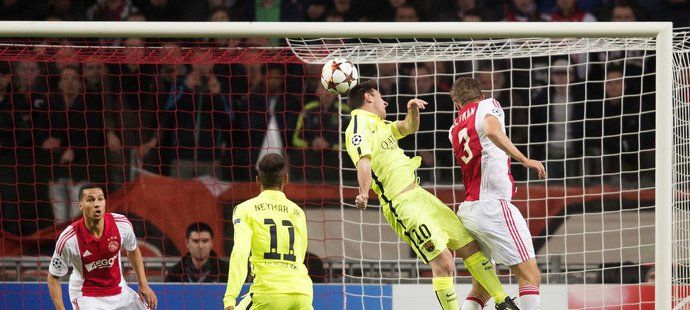 Lionel Messi hlavičkou skóruje proti Ajaxu, čímž se dotáhl v historické tabulce střelců na Cristiana Ronalda