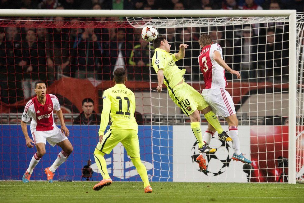 Lionel Messi hlavičkou skóruje proti Ajaxu, čímž se dotáhl v historické tabulce střelců na Cristiana Ronalda