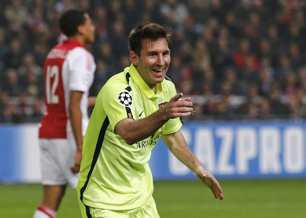 Lionel Messi se raduje z druhého gólu proti Ajaxu, kterým vyrovnal historický střelecký rekord Raúla