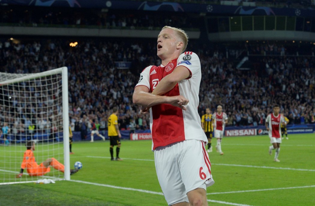 Záložník Ajaxu Donny van de Beek zajistil svému týmu vedení 2:0