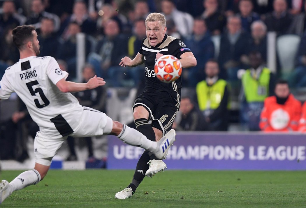 Donny van de Beek střílí branku na hřišti Juventusu