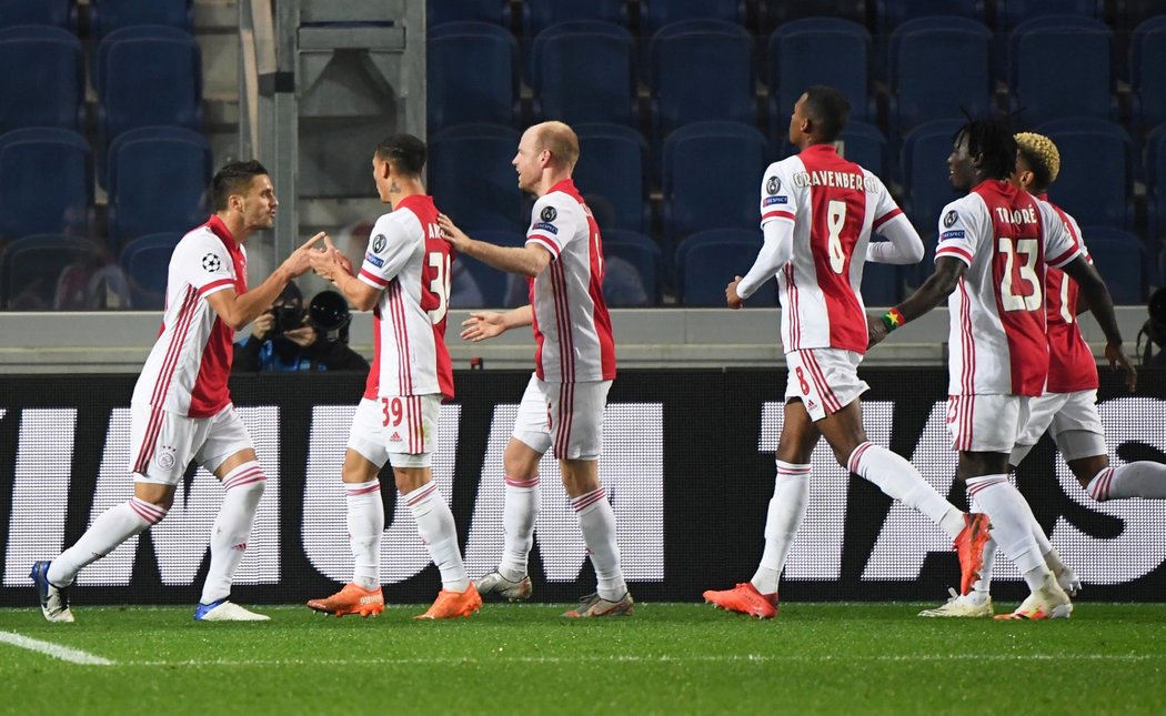 Radost hráčů Ajaxu po gólu Dušana Tadiče na hřišti Atalanty v Lize mistrů
