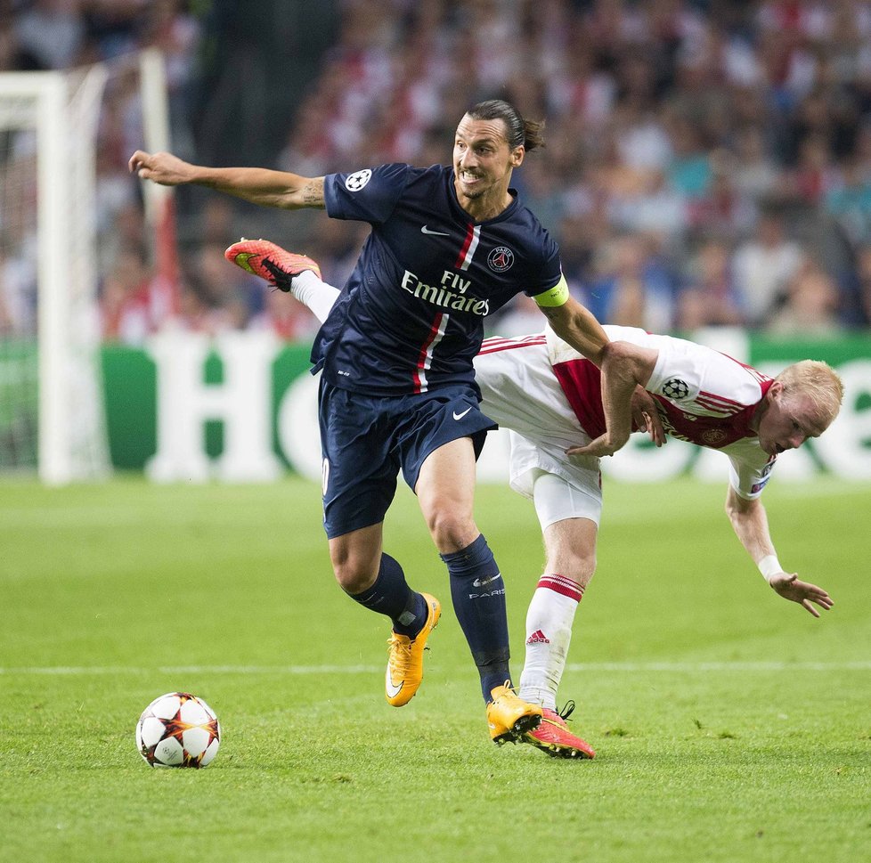 Zlatan Ibrahimovic v souboji s nizozemským Davy Klaassenem z Ajaxu.