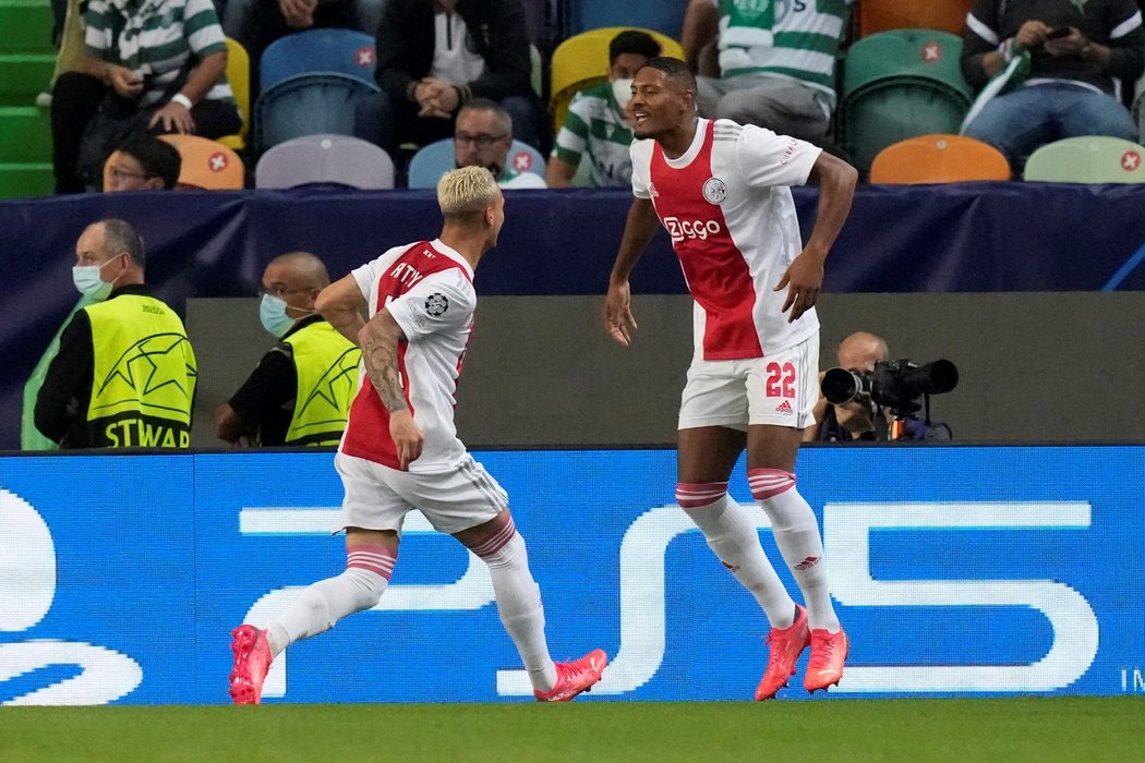 Sebastien Haller (22) z Ajaxu oslavuje svou čtvrtou trefu v zápase Ligy mistrů na hřišti Sportingu Lisabon