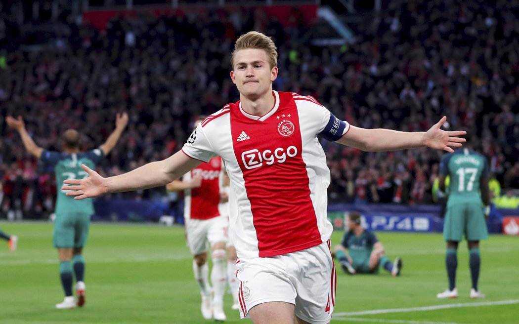 Kapitán Ajaxu Matthijs de Ligt slaví gól do sítě Tottenhamu