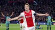 Kapitán Ajaxu Matthijs de Ligt slaví gól do sítě Tottenhamu