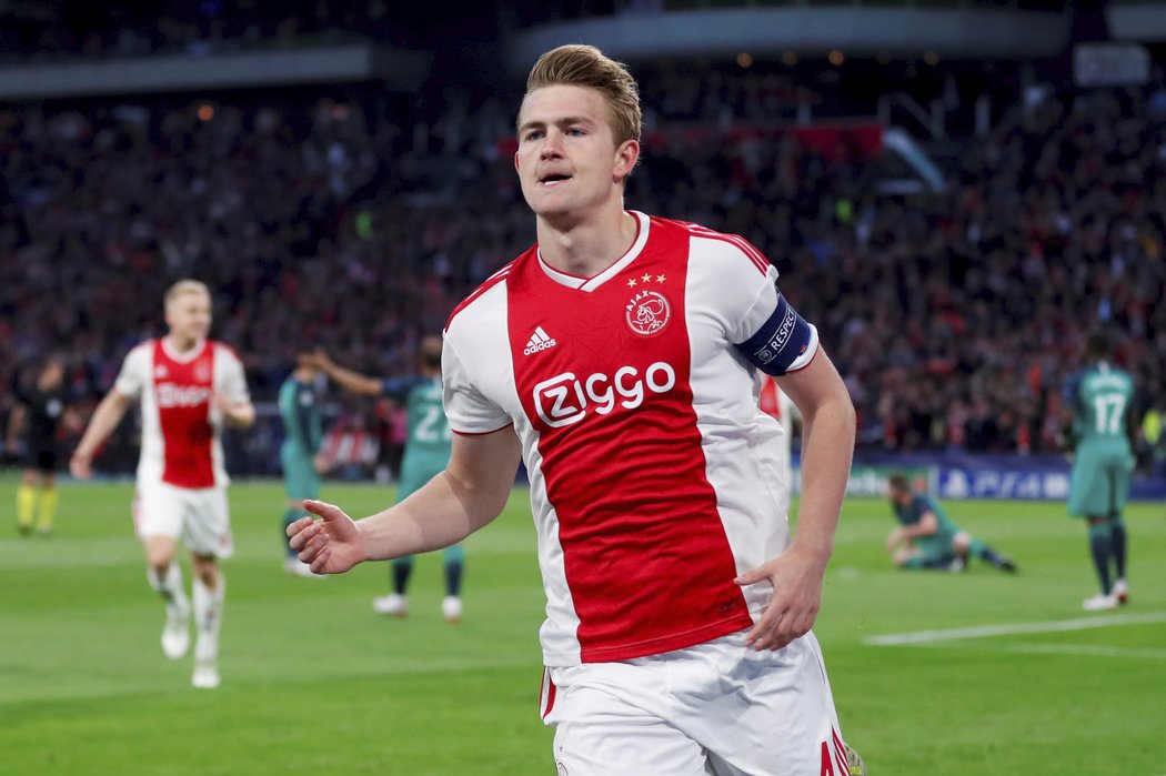 Matthijs de Ligt slaví gól do sítě Tottenhamu