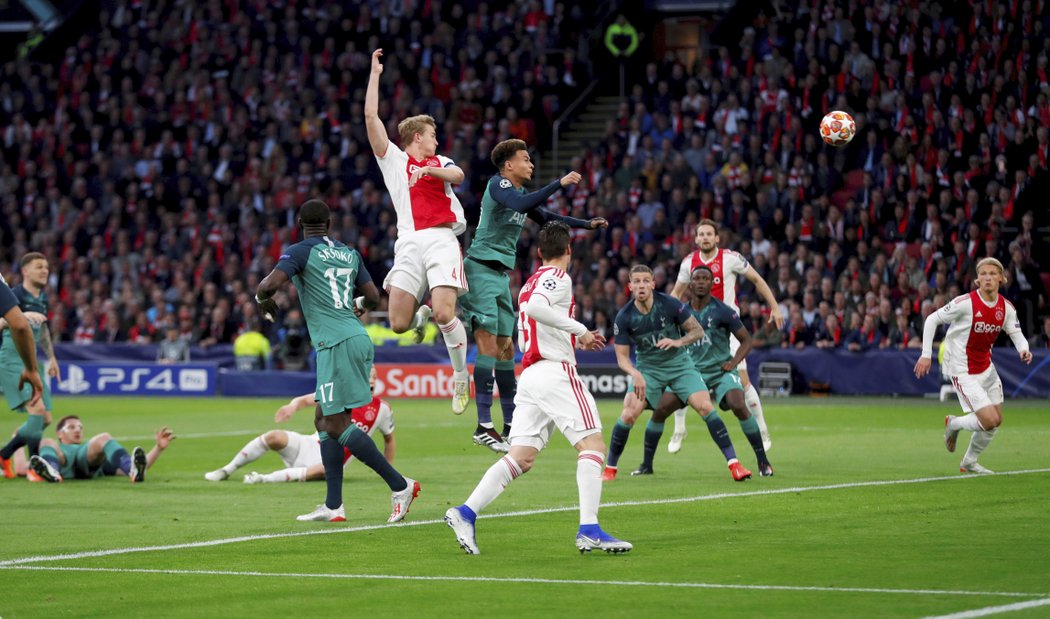 Matthijs de Ligt poslal Ajax do vedení přesnou hlavičkou