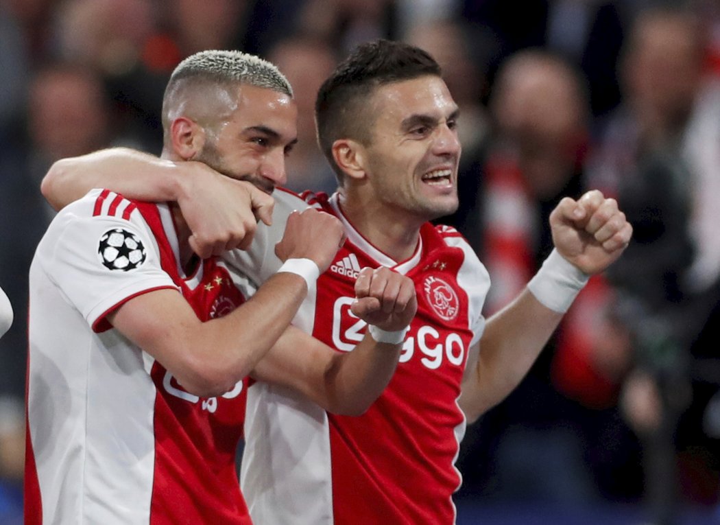 Druhý gól Ajaxu přidal Hakim Zijach (vlevo), na snímku s parťákem Dušanem Tadičem