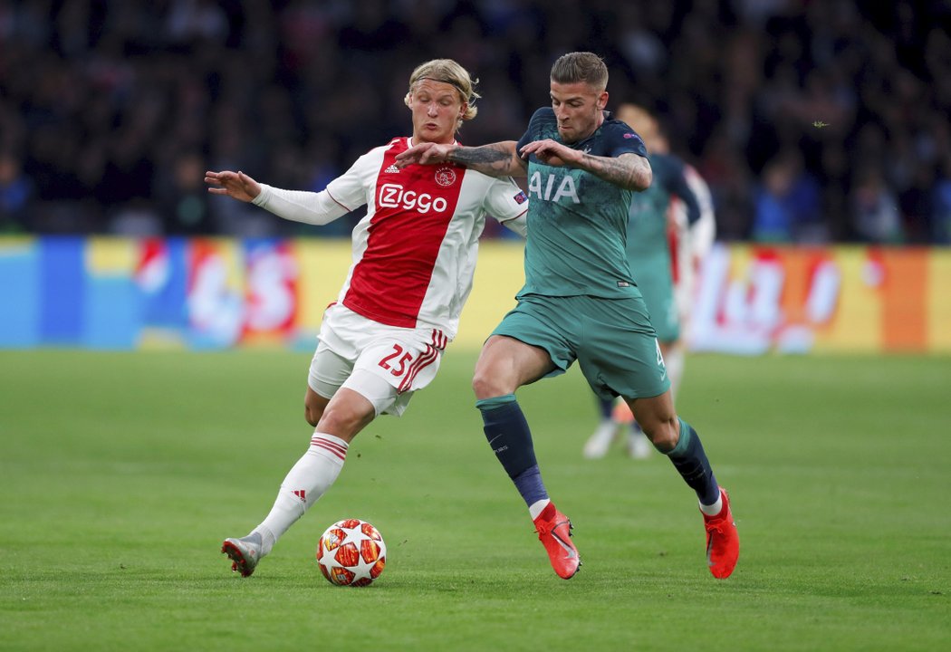 Útočník Ajaxu Kasper Dolberg v souboji s Tobym Alderweireldem z Tottenhamu