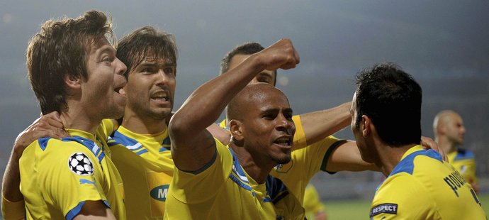 Fotbalisté APOELU Nikósie slaví gól do sítě Lyonu, který jim zajistil prodloužení
