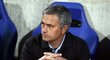 José Mourinho sleduje své svěřence ve čtvrtfinálovém utkání Ligy mistrů na hřišti APOELU Nikósie