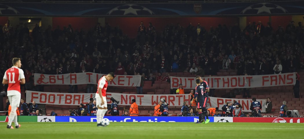 Protest fanoušků Bayernu na začátku zápasu s Arsenalem. Nelíbí se jim ceny lístků