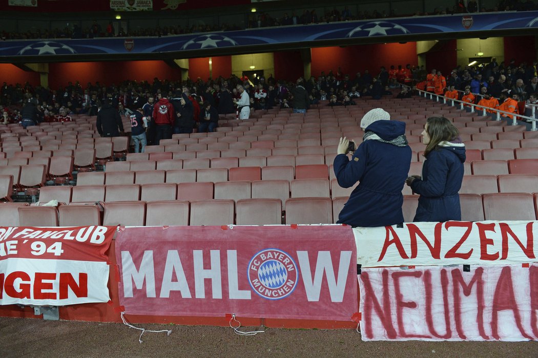 Fanoušci Bayernu na pět minut opustili svá místa na stadionu Arsenalu, aby protestovali proti vysokým cenám lístků