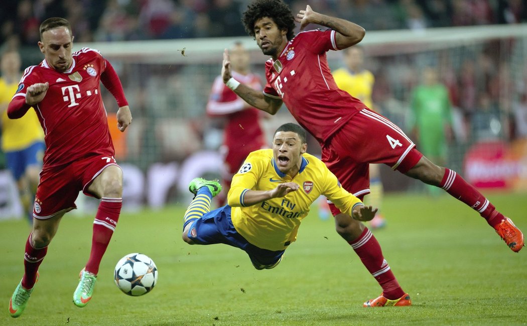 Alex Oxlade-Chamberlain padá po zákroku obrany Bayernu Mnichov v osmifinále Ligy mistrů