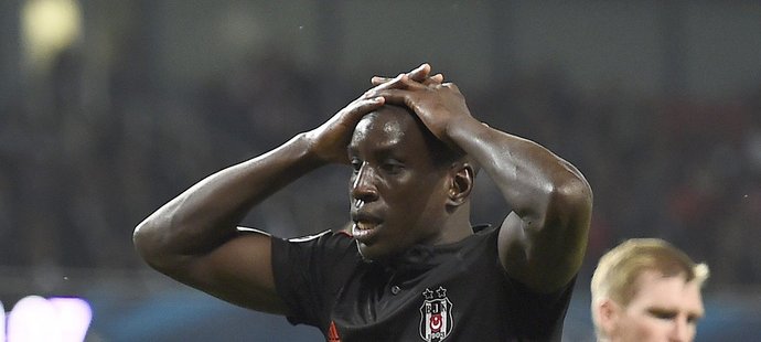 Demba Ba jednu z mála přiležitostí tureckého týmu na skórování nevyužil