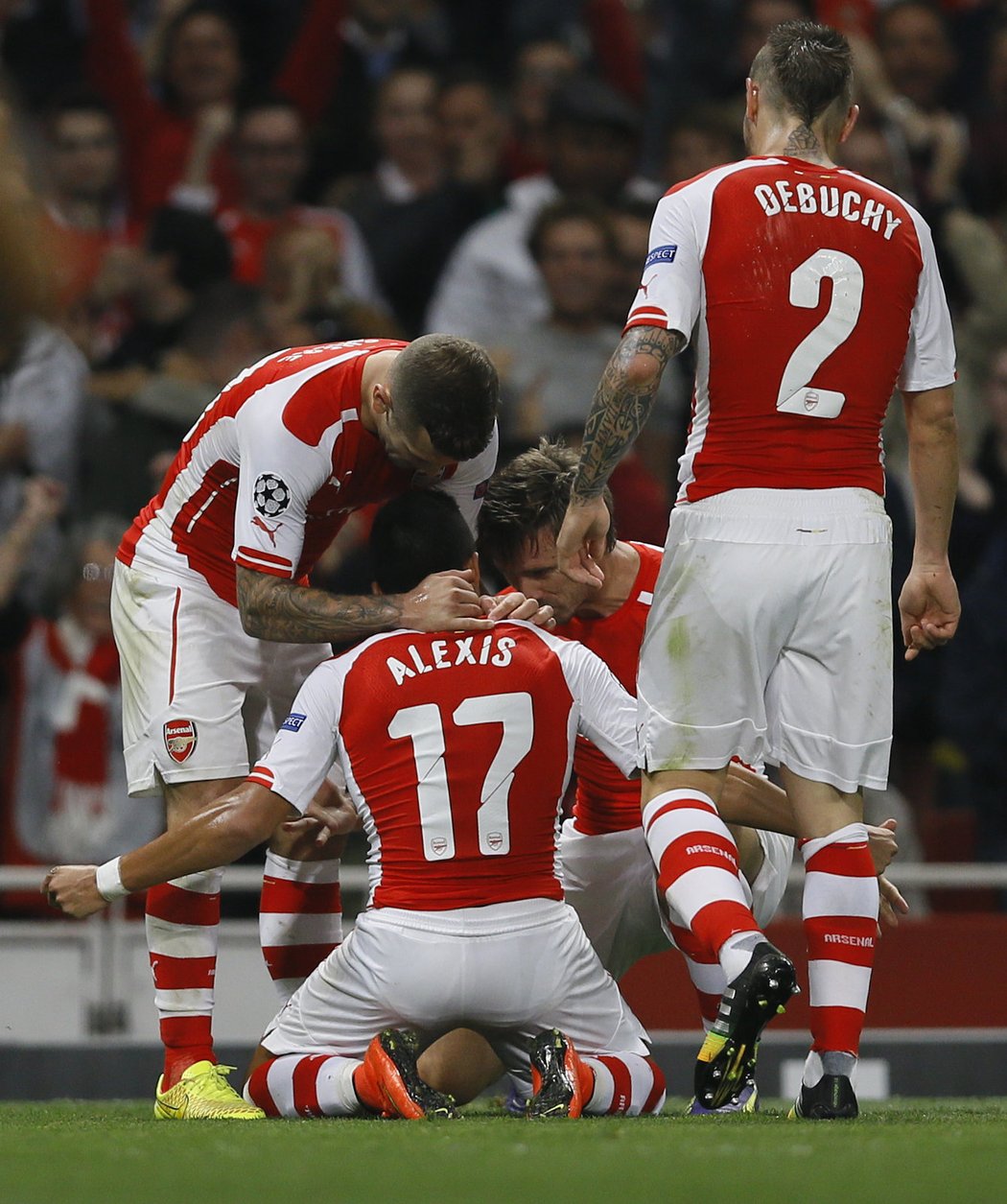 Fotbalisté Arsenalu porazili Besiktas Istanbul 1:0 a posedmnácté za sebou postoupili do základní skupiny Ligy mistrů. Jedinou branku utkání vstřelil na konci prvního poločasu Alexis Sánchez, Tomáš Rosický do zápasu nezasáhl.