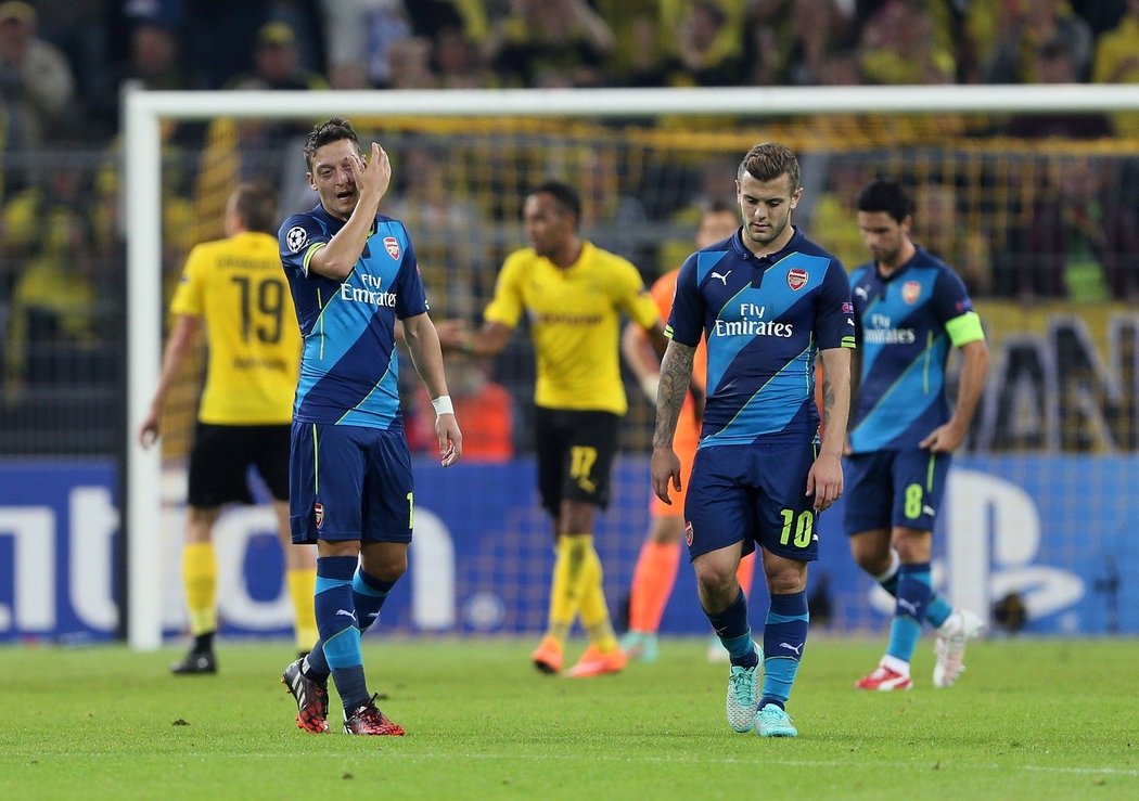 Zklamaní fotbalisté Arsenalu po porážce 0:2 na hřišti Dortmundu
