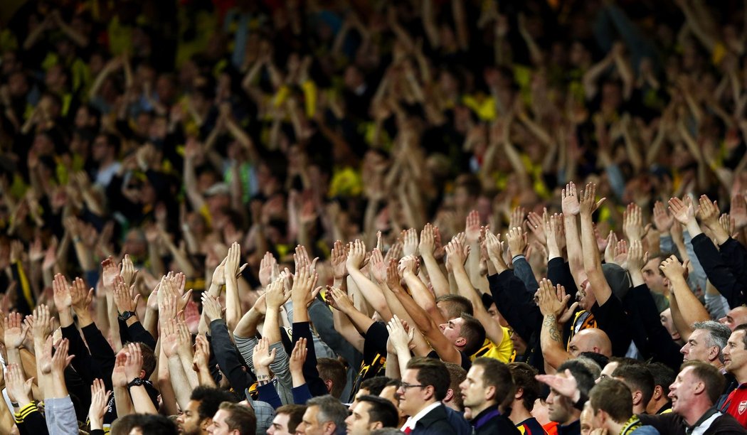 Fanoušci Borussie Dortmund slaví vítězství 2:1 na hřišti Arsenalu