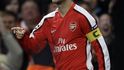 Cesc Fabregas slaví svůj gól do sítě Alkmaaru