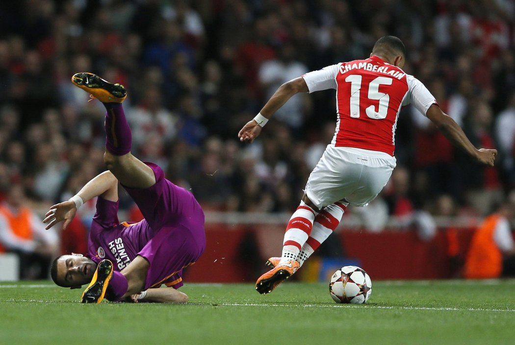 Křídelník Arsenalu Chamberlain obchází Buraka Yilmaze.