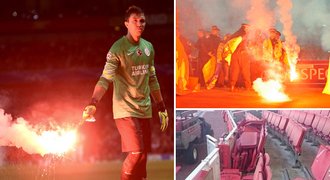 Světlice a 100 urvaných sedaček. Tak turečtí ultras řádili na Arsenalu