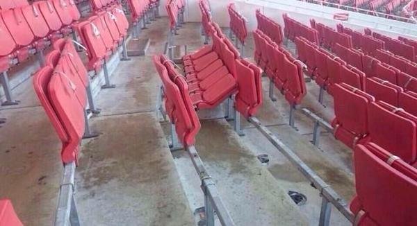Zničené místa na stadionu Arsenalu.