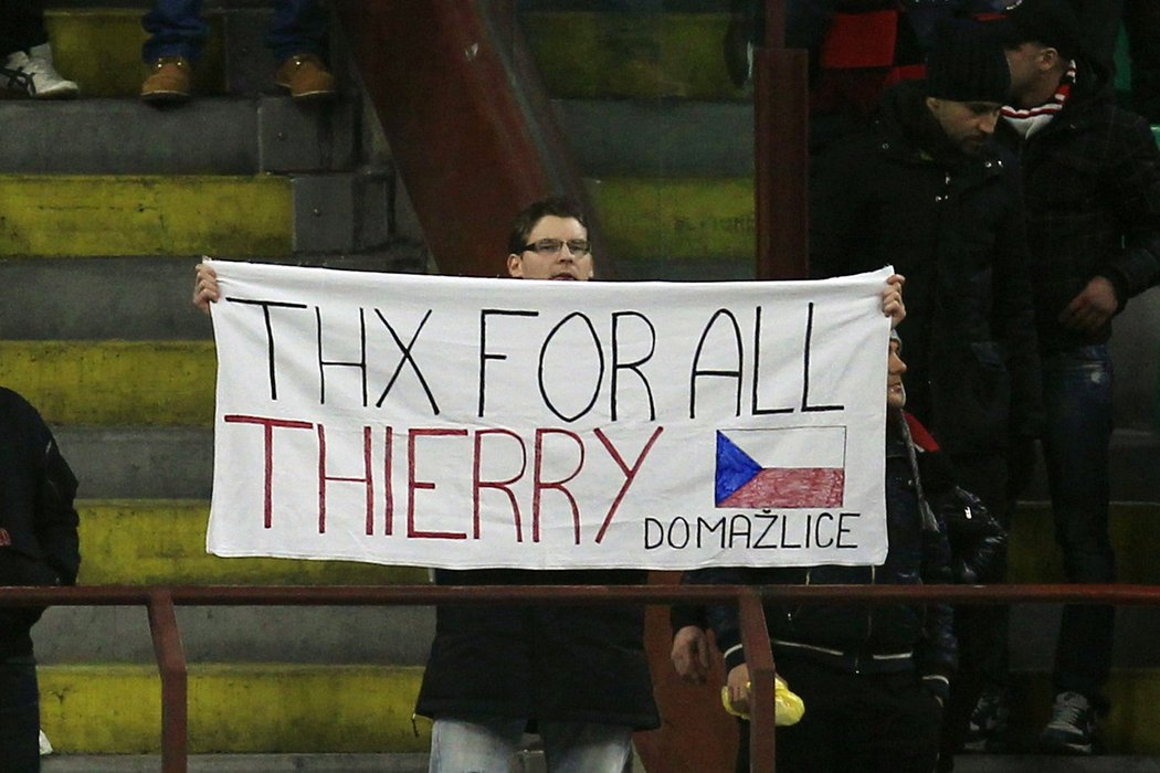 Poděkování Thierry Henrymu za jeho služby v Arsenalu Londýn si vzali v Miláně na starost čeští fanoušci z Domažlic