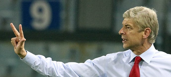 Arséne Wenger během play off Ligy mistrů s Udinese