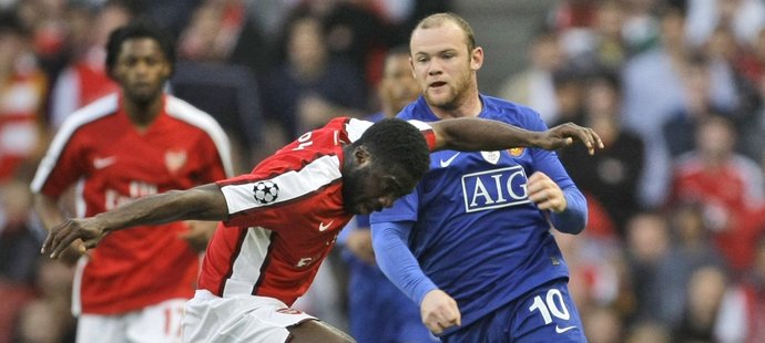 Toure se snaží obejít Rooneyho.